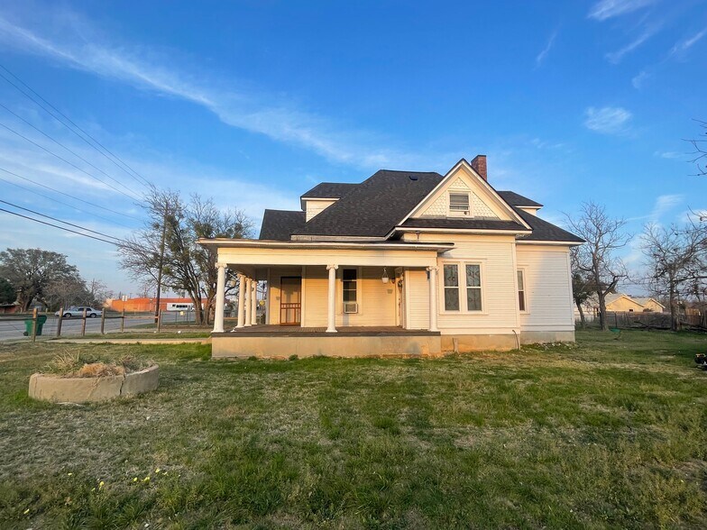 215 W Main St, Lometa, TX à vendre - Photo du bâtiment - Image 2 de 39