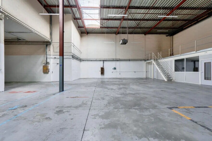 Industrial in Trappes for lease - Building Photo - Image 1 of 6