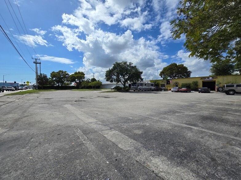 4461 N Dixie Hwy, Oakland Park, FL for lease - Primary Photo - Image 1 of 2