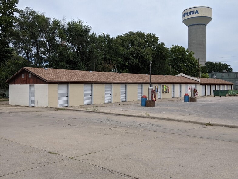 Car wash plus 51 self storage unites portfolio of 2 properties for sale on LoopNet.ca - Building Photo - Image 2 of 13