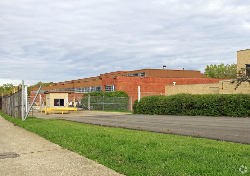 4444 Lee Rd, Cleveland, OH for lease - Building Photo - Image 3 of 5