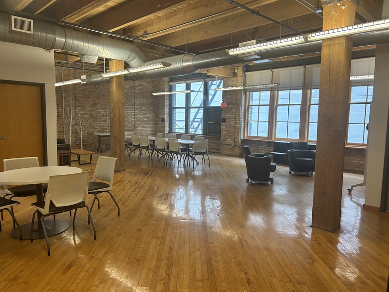 120 Ionia Ave SW, Grand Rapids, MI à louer - Photo intérieure - Image 2 de 15