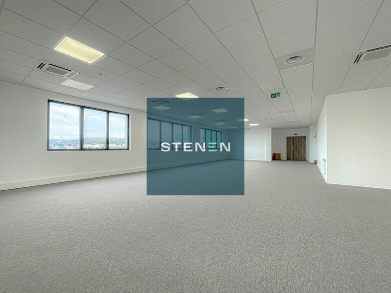 Office in Vitrolles for lease - Interior Photo - Image 2 of 6