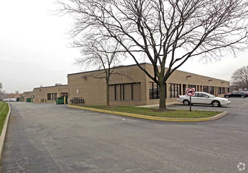 220-320 Howard Ave, Des Plaines, IL for sale - Primary Photo - Image 1 of 43