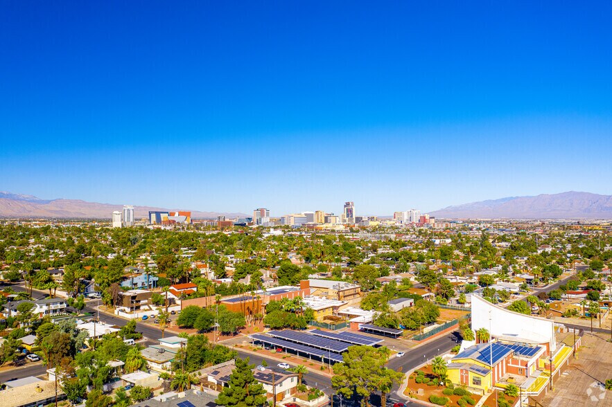 1600 E Oakey Blvd, Las Vegas, NV à vendre - Photo du bâtiment - Image 2 de 27