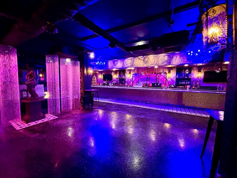 45-06 Pearson St, Long Island City, NY à louer - Photo du bâtiment - Image 3 de 6