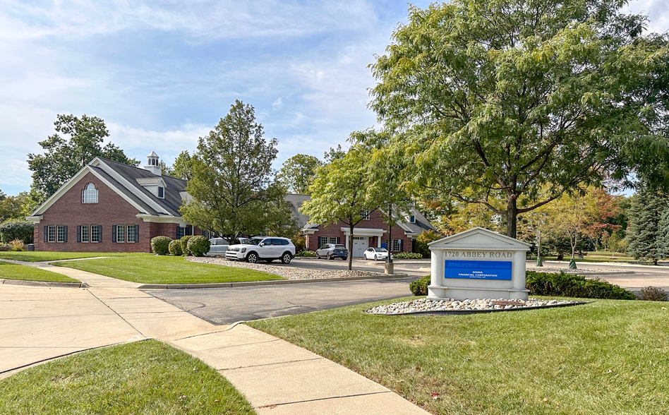 1720 Abbey Rd, East Lansing, MI for sale - Building Photo - Image 3 of 13