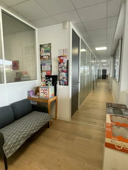 Office in Pessac for lease - Building Photo - Image 2 of 10