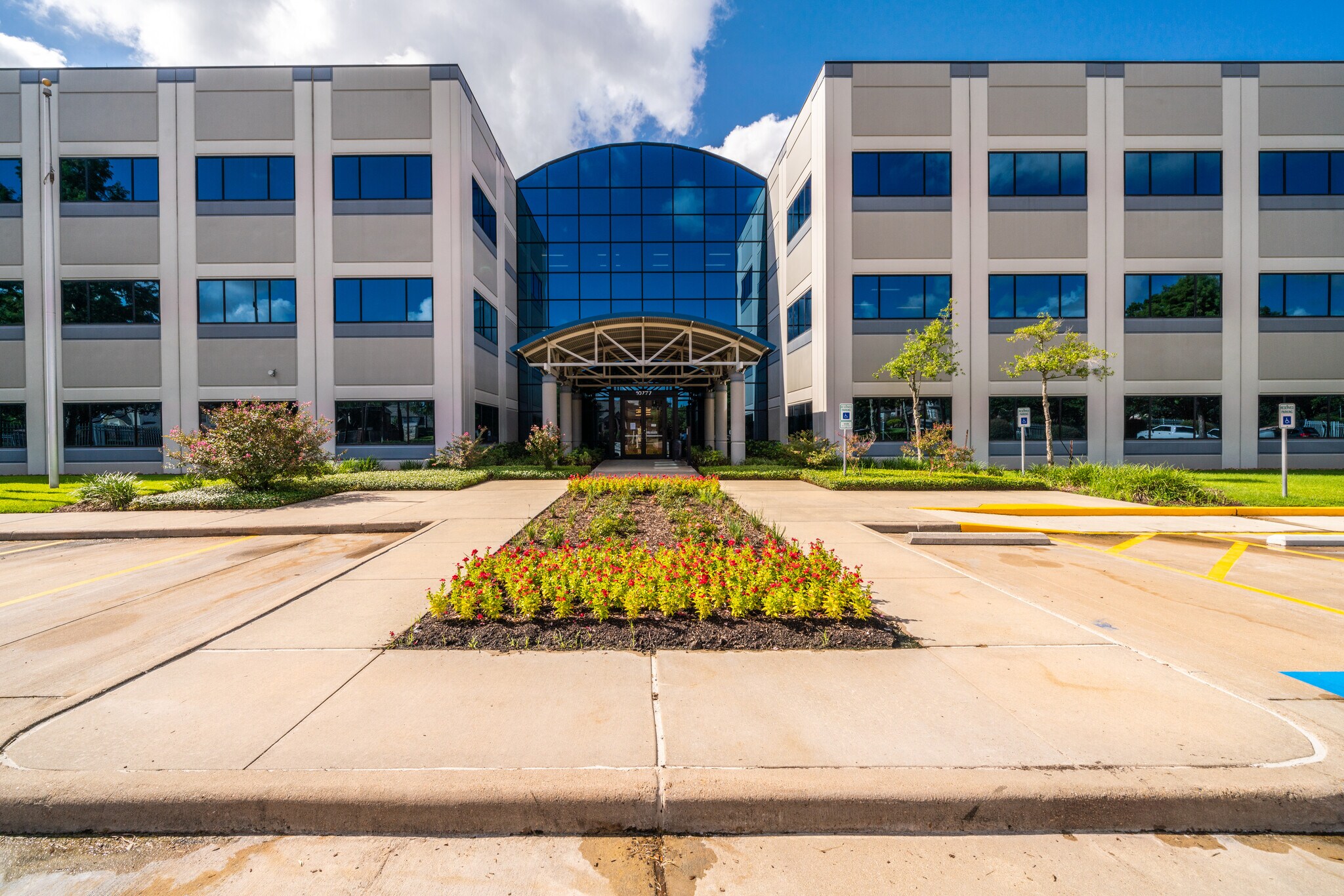 10777 Clay Rd, Houston, TX à louer Photo du bâtiment- Image 1 de 22