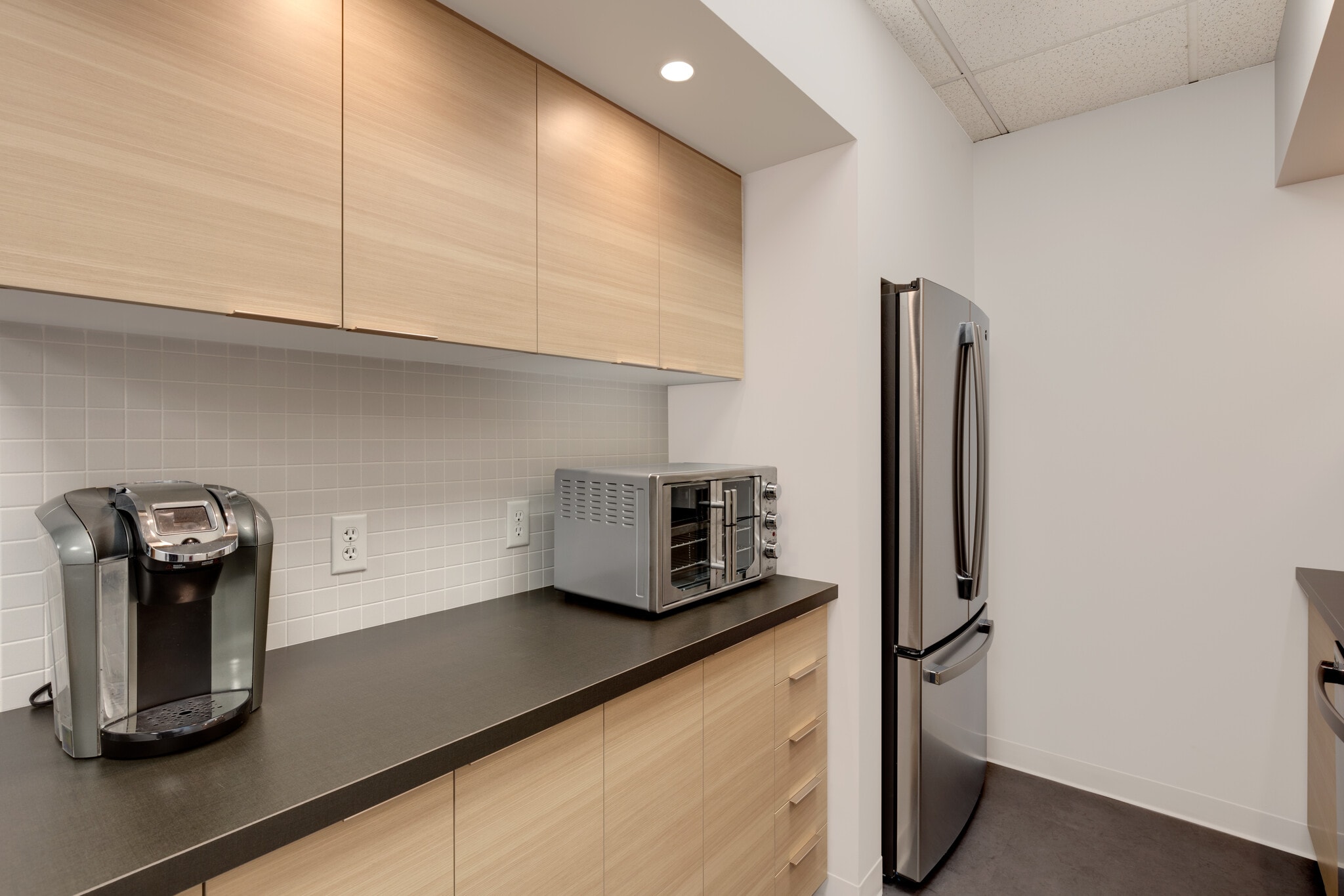 1726 Dolphin Av, Kelowna, BC for lease Interior Photo- Image 1 of 17