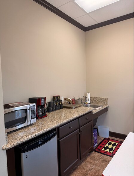 150 Pine Forest Dr, Shenandoah, TX à louer - Photo du bâtiment - Image 3 de 8