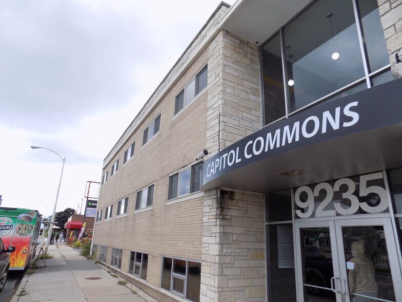 9235 W Capitol Dr, Milwaukee, WI à louer - Photo du bâtiment - Image 1 de 5