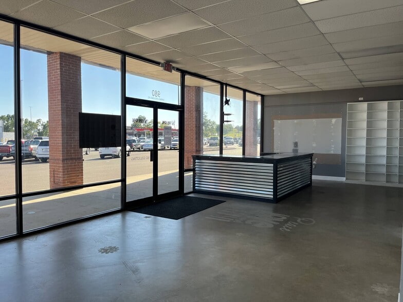 930 Barnes Crossing Rd, Tupelo, MS à louer - Photo du bâtiment - Image 3 de 11