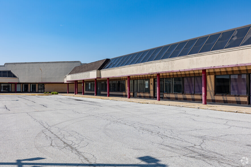 100-196 Town Center Rd, Matteson, IL for lease - Building Photo - Image 3 of 28