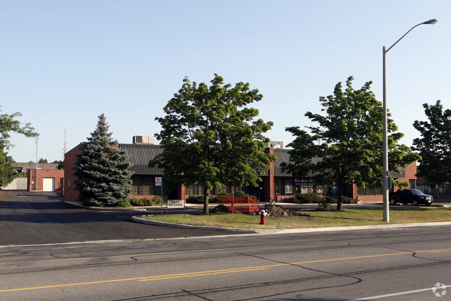 215 Traders Blvd E, Mississauga, ON à louer - Photo du bâtiment - Image 2 de 10