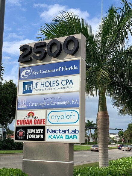 2500 Tamiami Trl N, Naples, FL à louer - Photo du bâtiment - Image 3 de 17