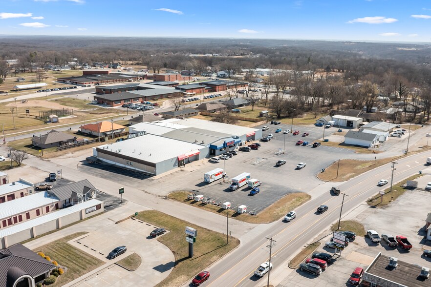 1002 S Aurora St, Eldon, MO à vendre - Photo du bâtiment - Image 2 de 4