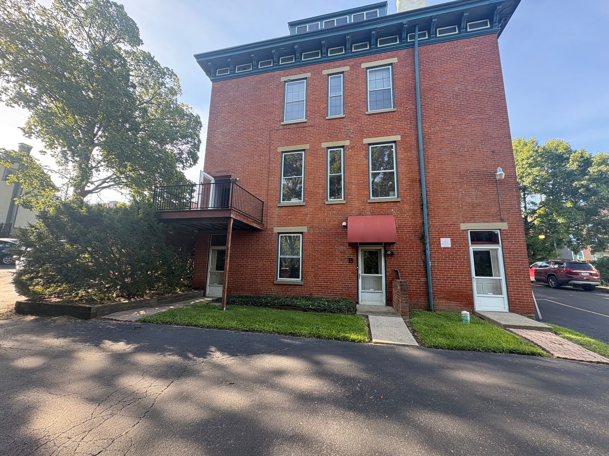 114 Wellington Pl, Cincinnati, OH for lease Interior Photo- Image 1 of 17
