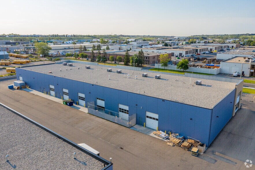 620-630 46 Av NE, Calgary, AB à louer - Photo du bâtiment - Image 2 de 3