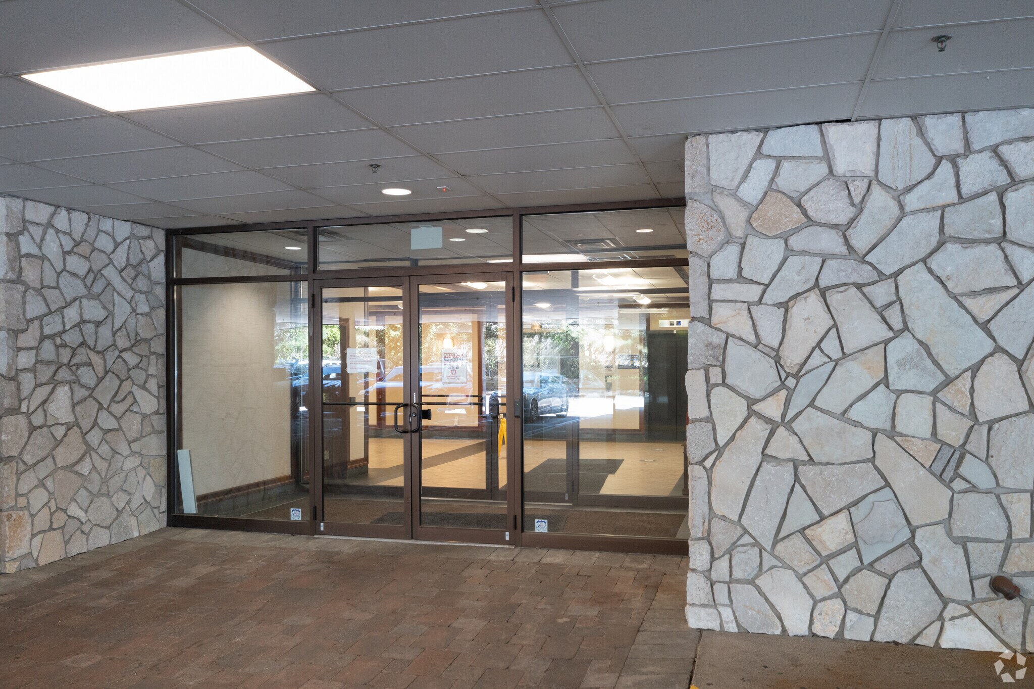 240 Frisch Ct, Paramus, NJ à vendre Photo intérieure- Image 1 de 3