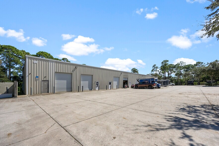 3121 Skyway Cir, Melbourne, FL à louer - Photo principale - Image 1 de 1