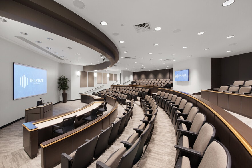 300 Tri State International, Lincolnshire, IL for lease - Interior Photo - Image 2 of 14