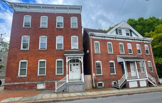 Plus de détails pour 140-144 Union St, Poughkeepsie, NY - Multi-résidentiel à vendre