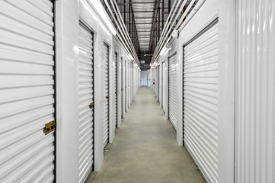 Extra Space (Managed) Portfolio portfolio of 2 properties for sale on LoopNet.ca - Building Photo - Image 2 of 17