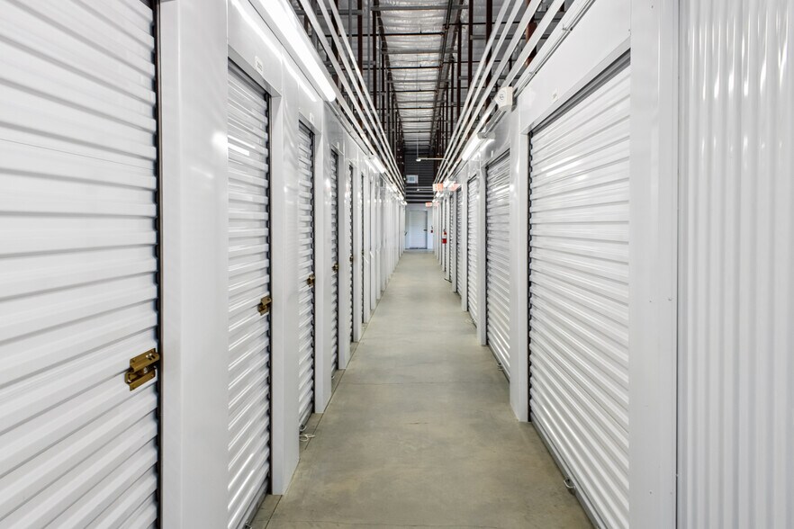 Extra Space (Managed) Portfolio portefeuille de 2 propriétés à vendre sur LoopNet.ca - Photo du bâtiment - Image 2 de 17