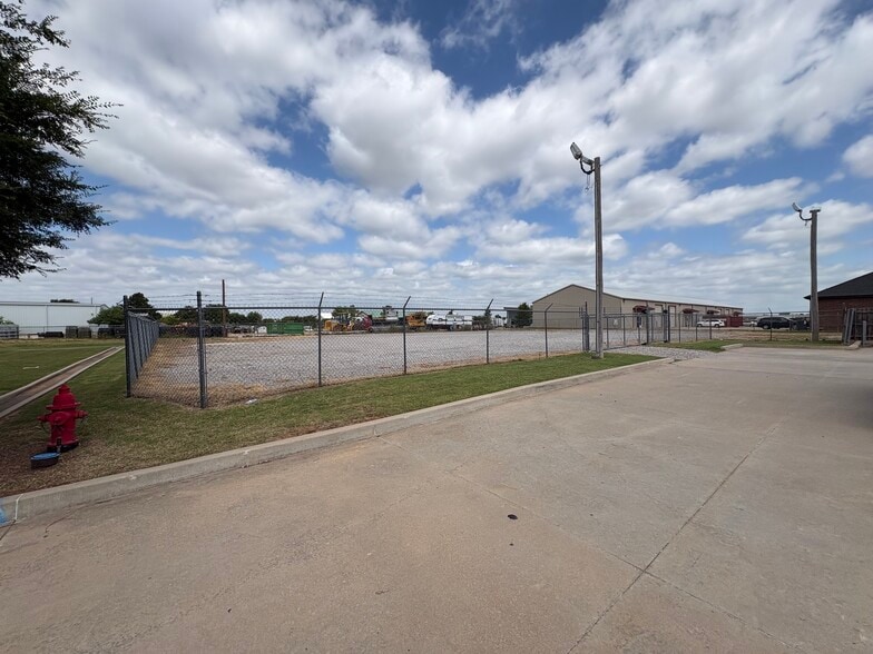 2325 Fretz Ave, Edmond, OK for lease - Building Photo - Image 2 of 6
