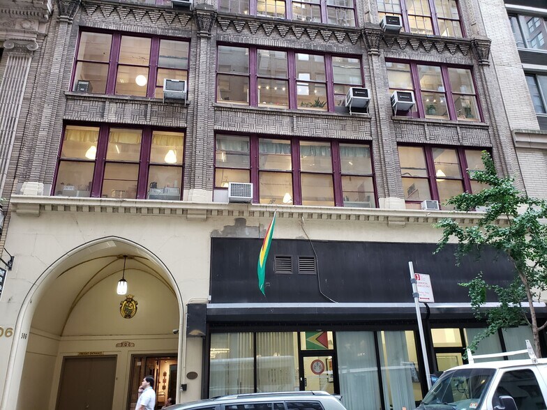 306 W 38th St, New York, NY à louer - Photo du bâtiment - Image 2 de 10
