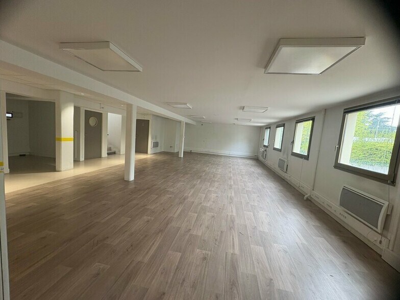 104 Boulevard Louis Armand, Neuilly-sur-Marne for lease - Interior Photo - Image 2 of 10