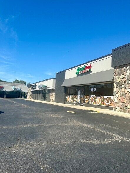 5047-5137 Rochester Rd, Troy, MI for lease - Building Photo - Image 2 of 6