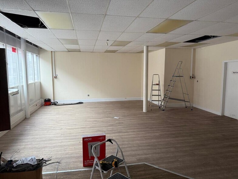 2330 Dumbarton Rd, Glasgow à louer - Photo du bâtiment - Image 3 de 4