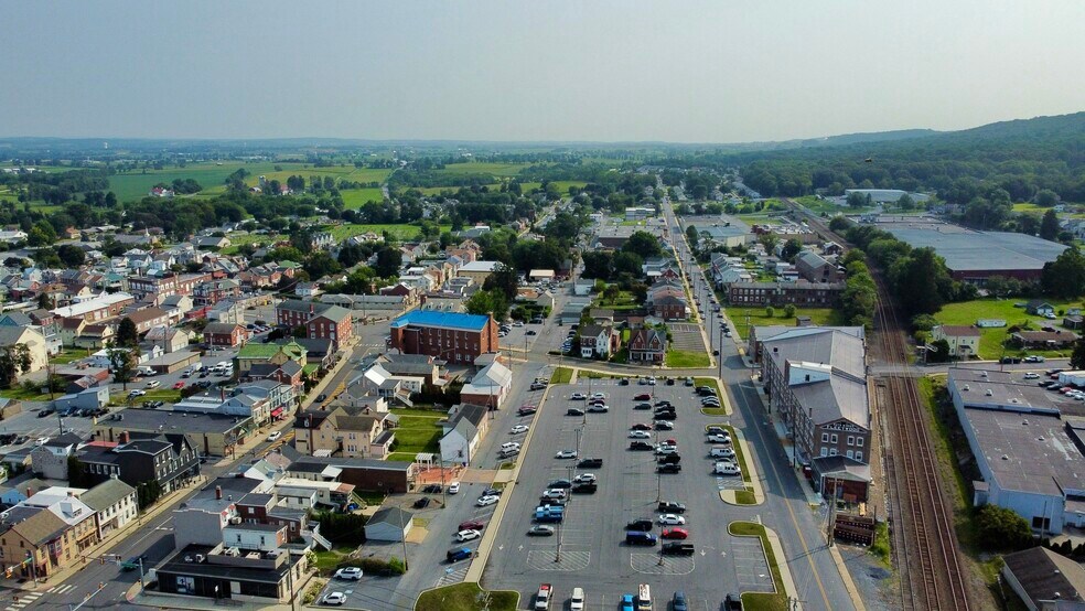 12 W Locust St, Fleetwood, PA à louer - Photo du bâtiment - Image 3 de 3