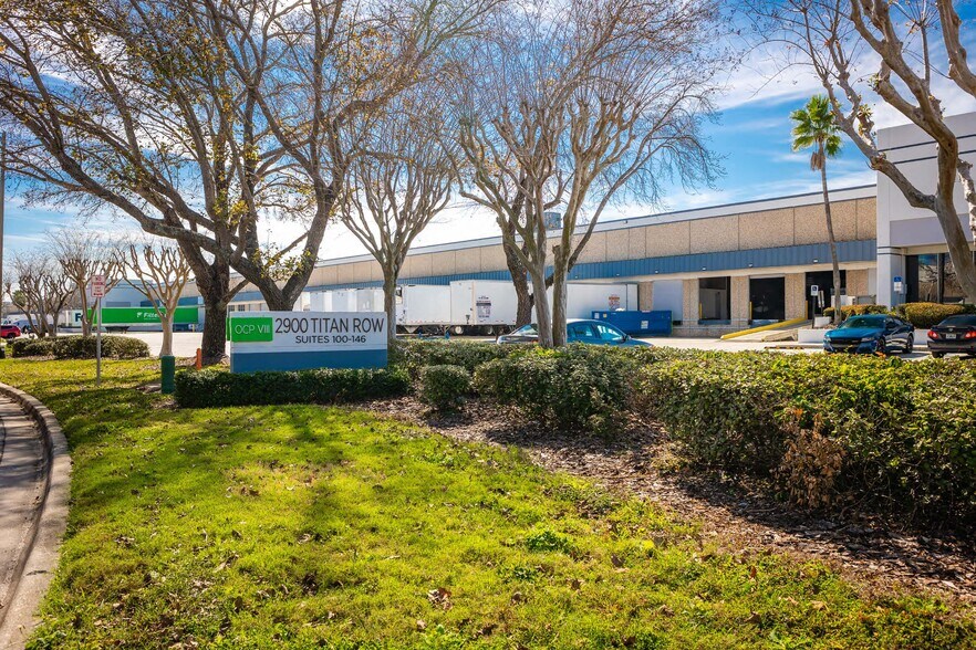 2900 Titan Row, Orlando, FL à louer - Photo du bâtiment - Image 3 de 8