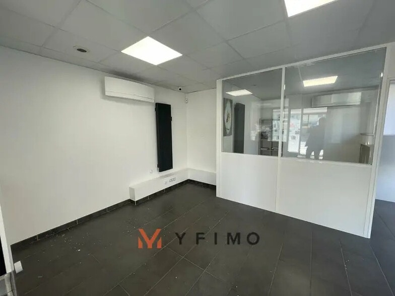 Retail in Ecquevilly for sale - Interior Photo - Image 2 of 5