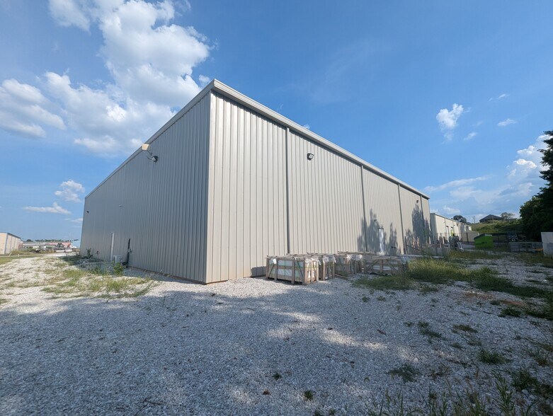 2141 N Bristol Ln, Nixa, MO à vendre - Photo du bâtiment - Image 2 de 2