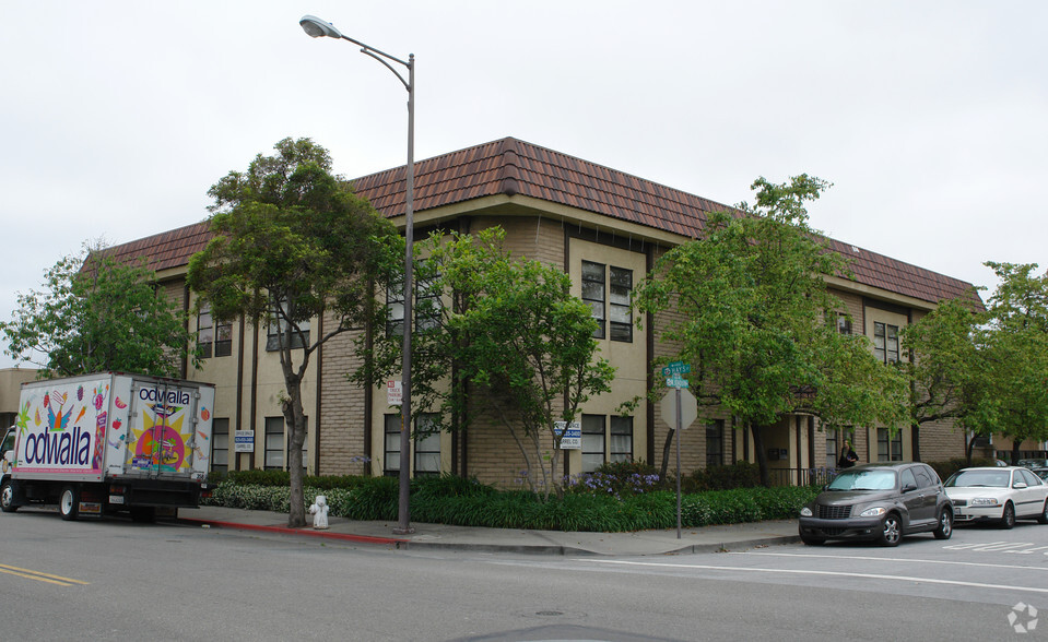 303-325 W Joaquin Ave, San Leandro, CA for lease - Building Photo - Image 2 of 5