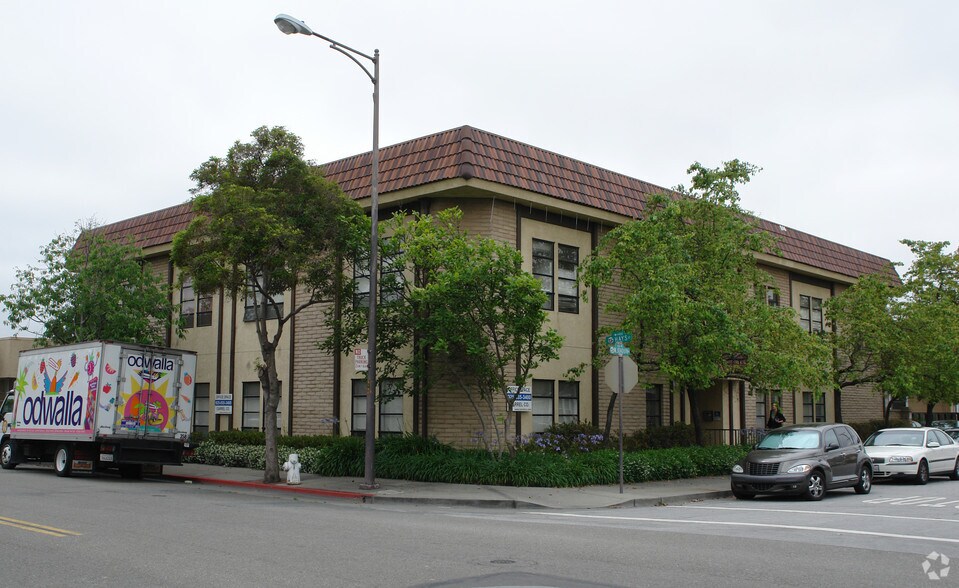 303-325 W Joaquin Ave, San Leandro, CA à louer - Photo du bâtiment - Image 2 de 11