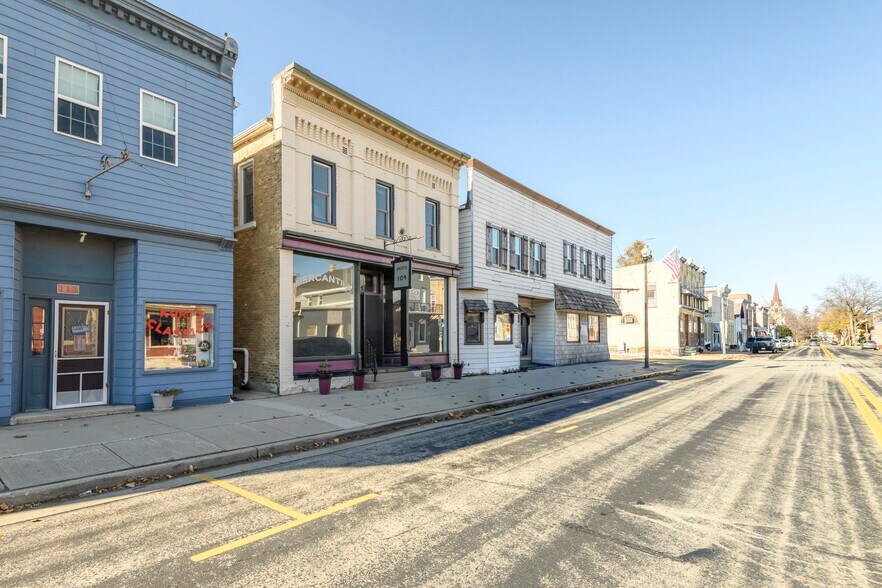 109 S Lake St, Hustisford, WI à vendre - Photo du bâtiment - Image 2 de 43