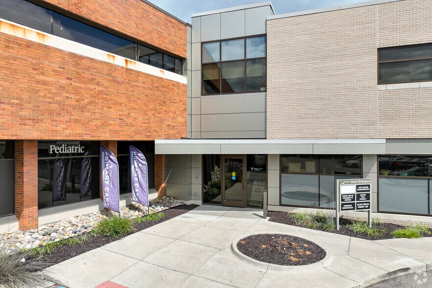 23133 Orchard Lake Rd, Farmington, MI à louer - Photo du bâtiment - Image 2 de 5