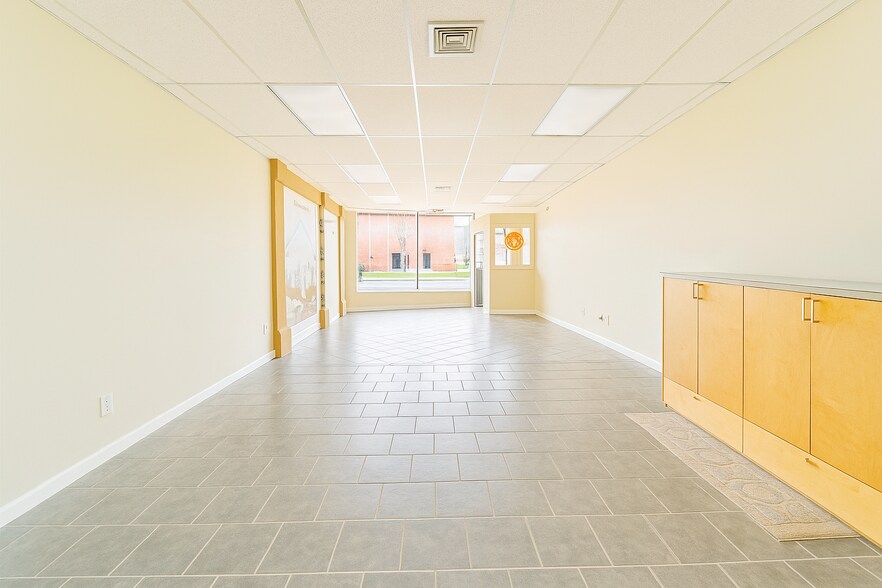 322 W Montauk Hwy, Lindenhurst, NY à louer - Photo intérieure - Image 3 de 12