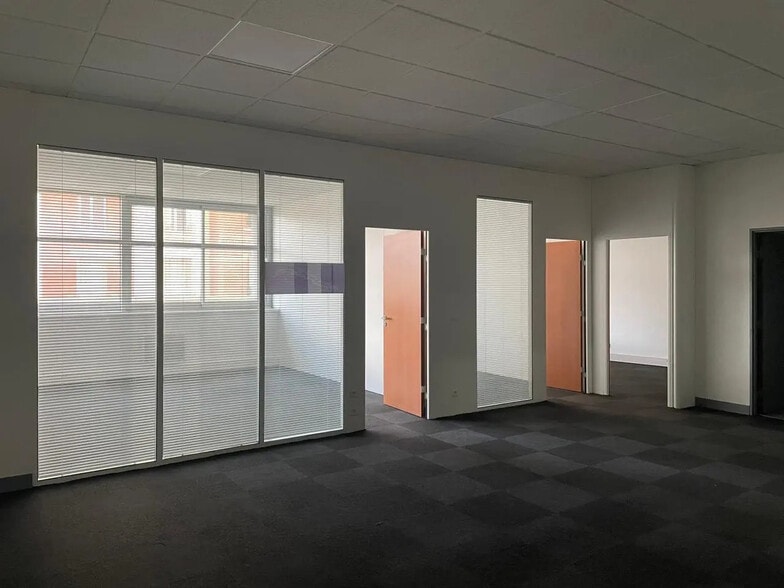 126 Rue Du Landy, Saint-Ouen-sur-Seine for lease - Interior Photo - Image 2 of 10