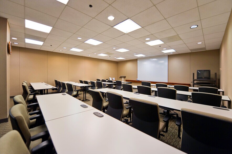 5600 N River Rd, Rosemont, IL for lease - Building Photo - Image 2 of 7