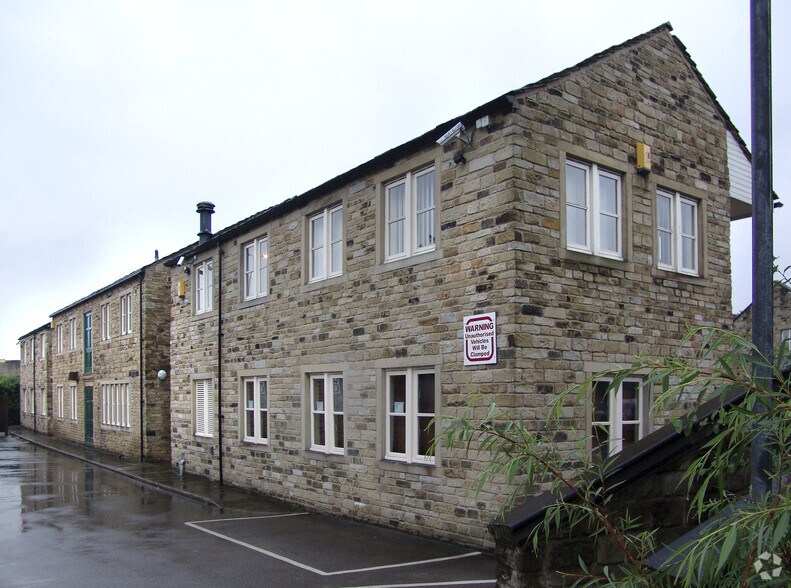 Wakefield Rd, Huddersfield à louer - Photo du bâtiment - Image 2 de 3
