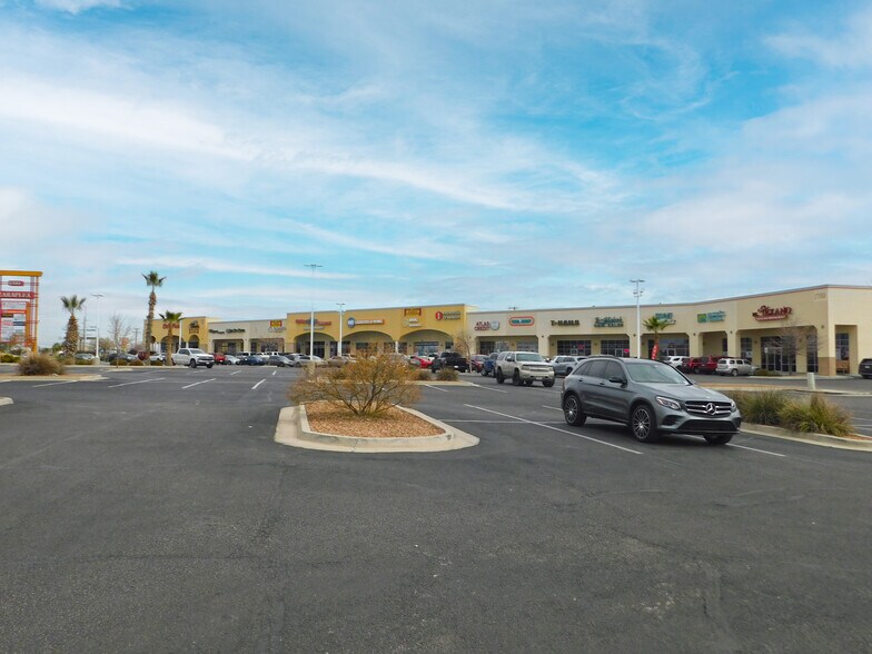 1700 N Zaragosa Rd, El Paso, TX à louer - Photo du bâtiment - Image 2 de 2