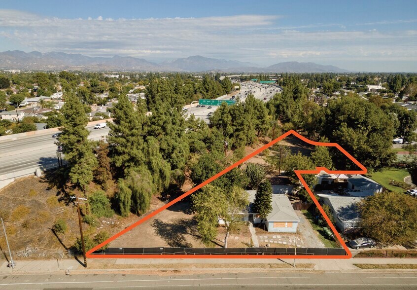 10810 Woodley Ave, Granada Hills, CA à vendre - Photo du bâtiment - Image 3 de 7