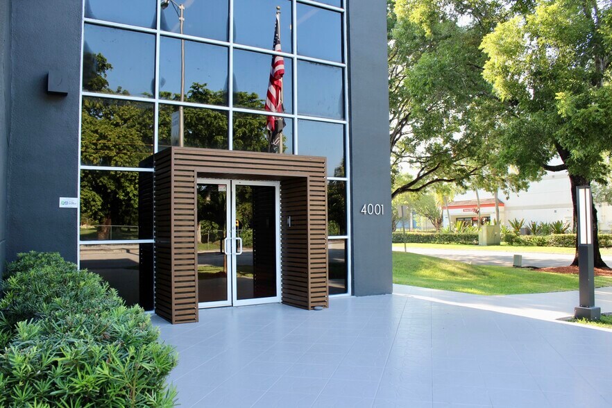 4001 NW 97th Ave, Doral, FL à louer - Photo du bâtiment - Image 2 de 21