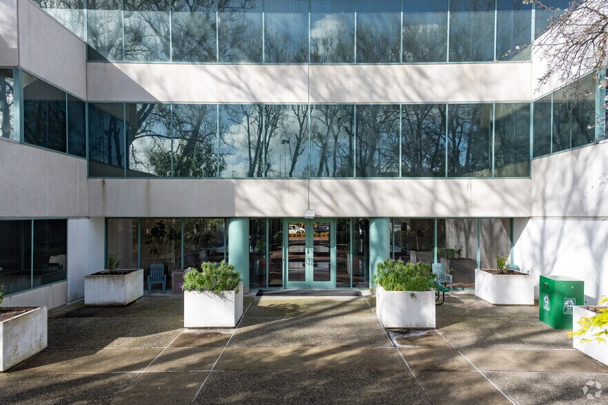 3260 Blume Dr, Richmond, CA à louer - Photo du bâtiment - Image 3 de 7